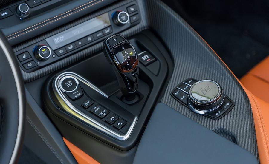 Детали интерьера BMW i8 Roadster (I15) 2018 года  (NA) (фото 3 из 17)